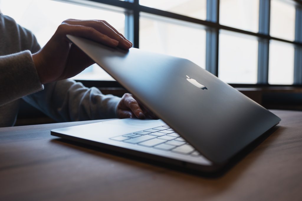 En macbook pro der er ved at blive åbnet