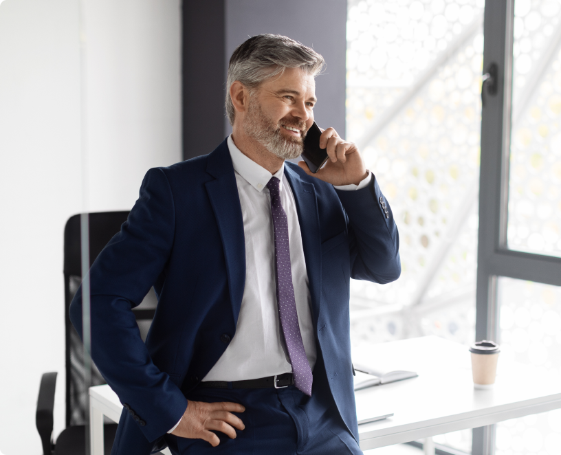 En direktør snakker i telefon med en kunde