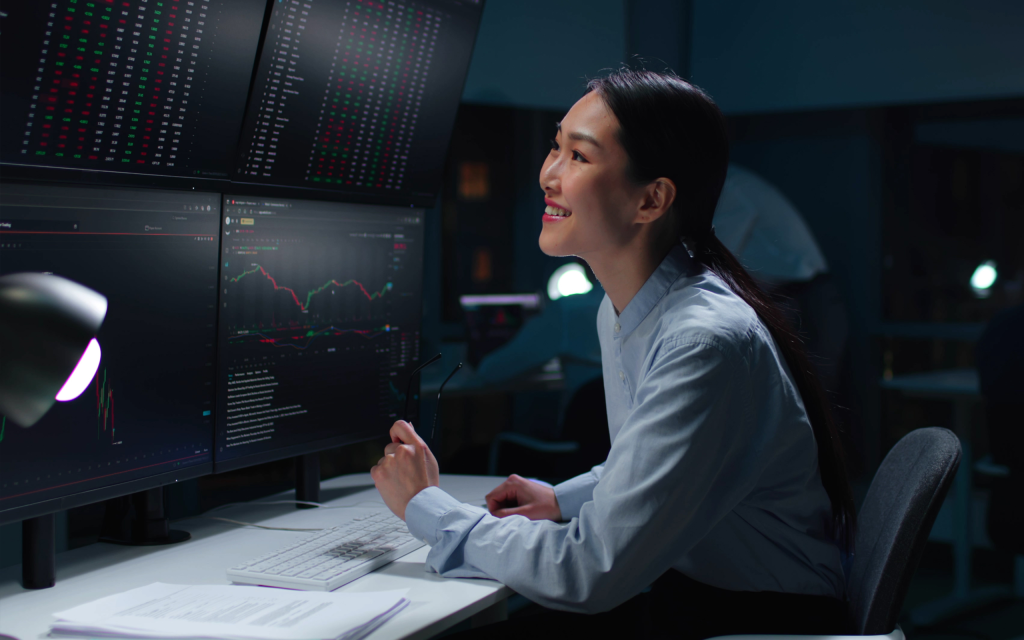 Kvinde kigger på flere skærme