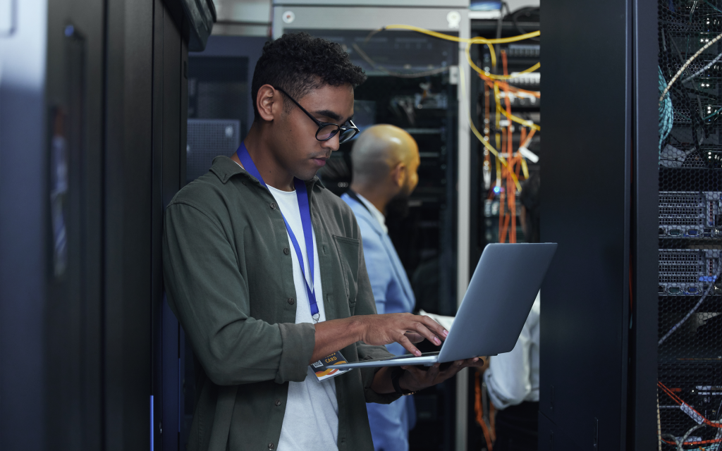 Hardware specialist der gennemgår server opsætning